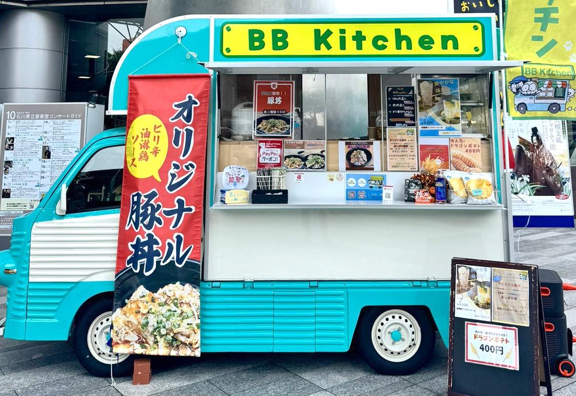 なとみさんが自ら購入して各地を回ったキッチンカー（撮影：2024年10月　なとみさん提供）