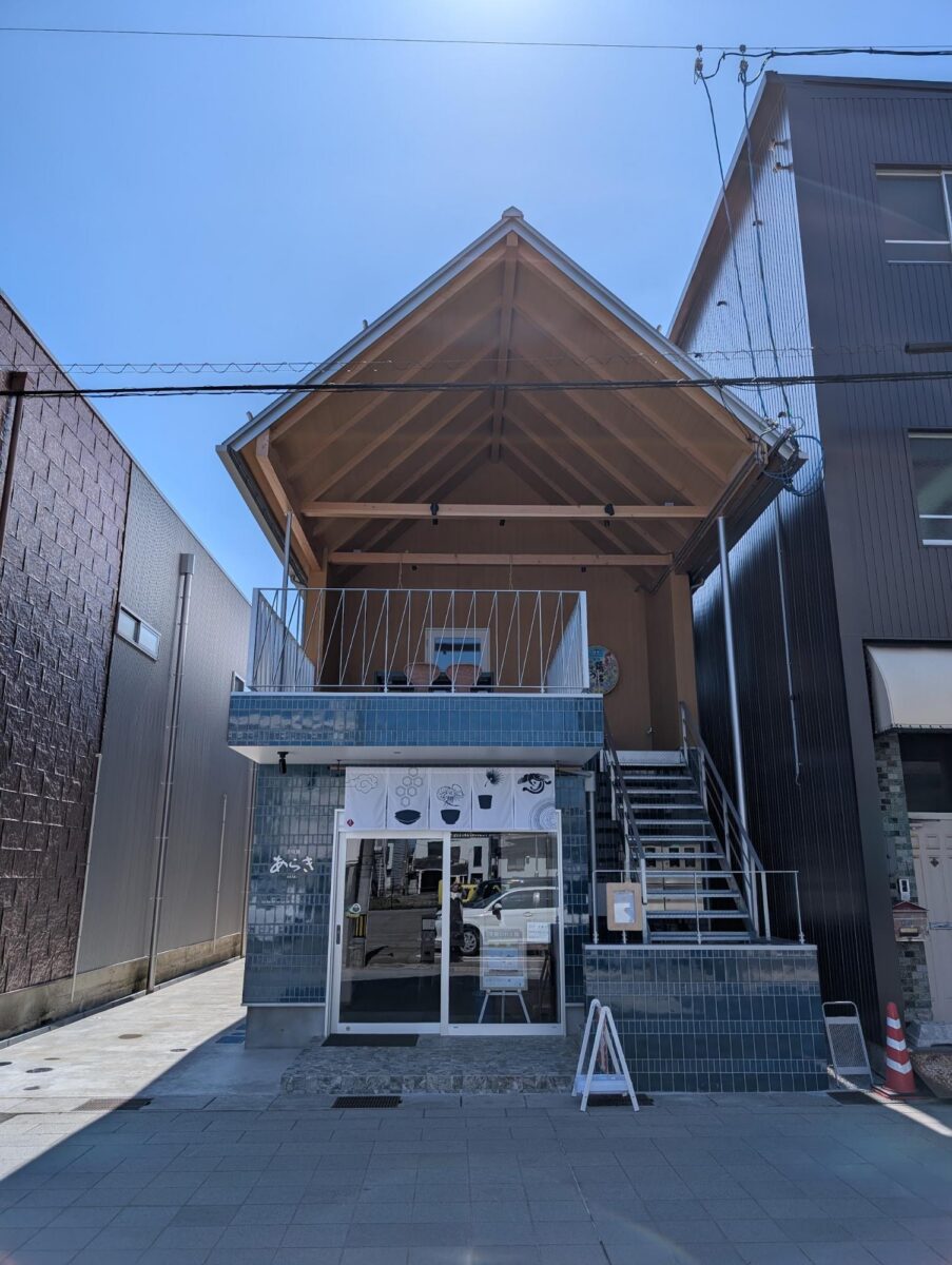 1階は石川の「伝統工芸」を販売する漆陶舗あらき。2階は若い世代が経営する「鶏とまつば」。1軒先には「うみまち商店」がある