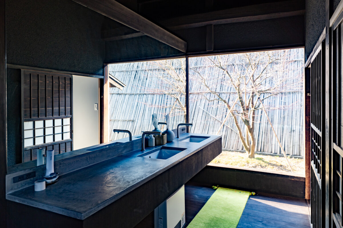 広い洗面所──と思いきや、実は左手には鏡が設置されており、外の景色を取り込んで広々と見える仕組み