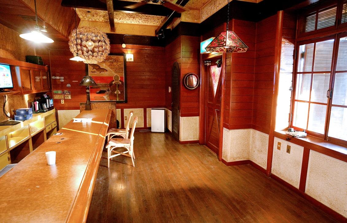 新装開店に向けた準備が進むスナック“ぶらんか”の店内。木の内装や凝ったデザインの照明、壁の絵画などは前店主の西田さんの好みだという（撮影：2026年3月23日　関口威人）