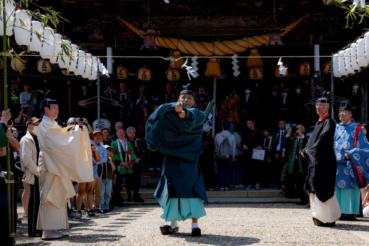 注連切りの神事（画像提供：佐原博之氏）