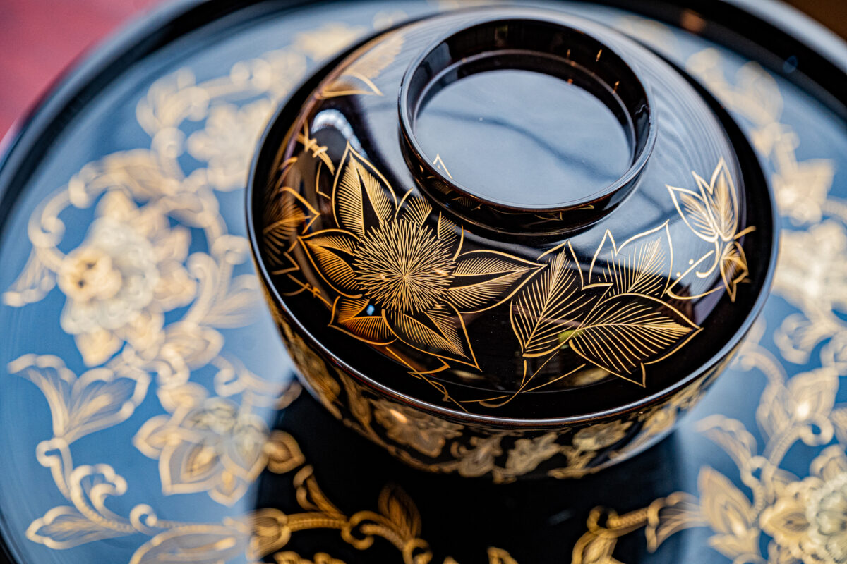 美しい蒔絵のお椀