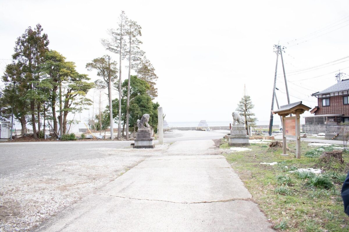 震災前はこの場所にあった立派な鳥居越しに海を眺められた