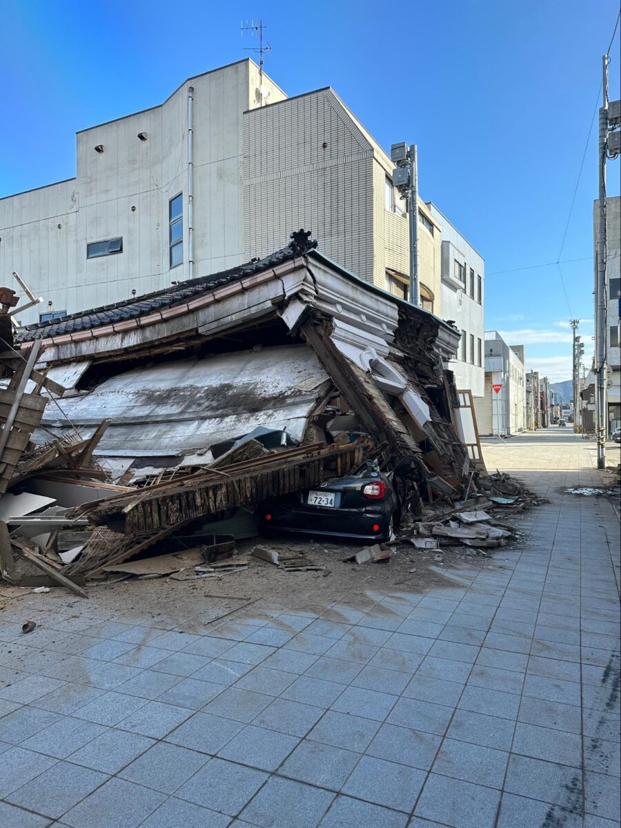 でか山の巡行路を塞ぐ、倒壊した建物と下敷きになった車両（画像提供：丸岡俊宏さん）