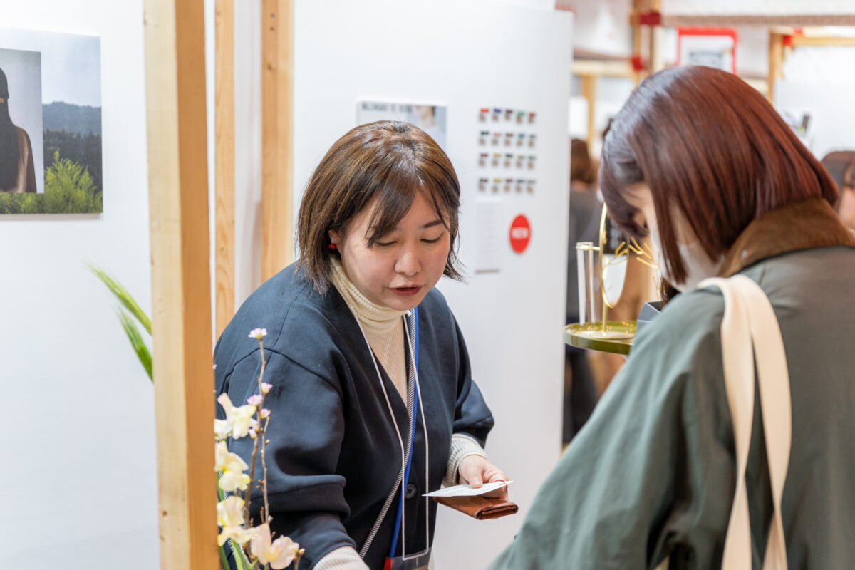 イベントで接客をする浦出さん