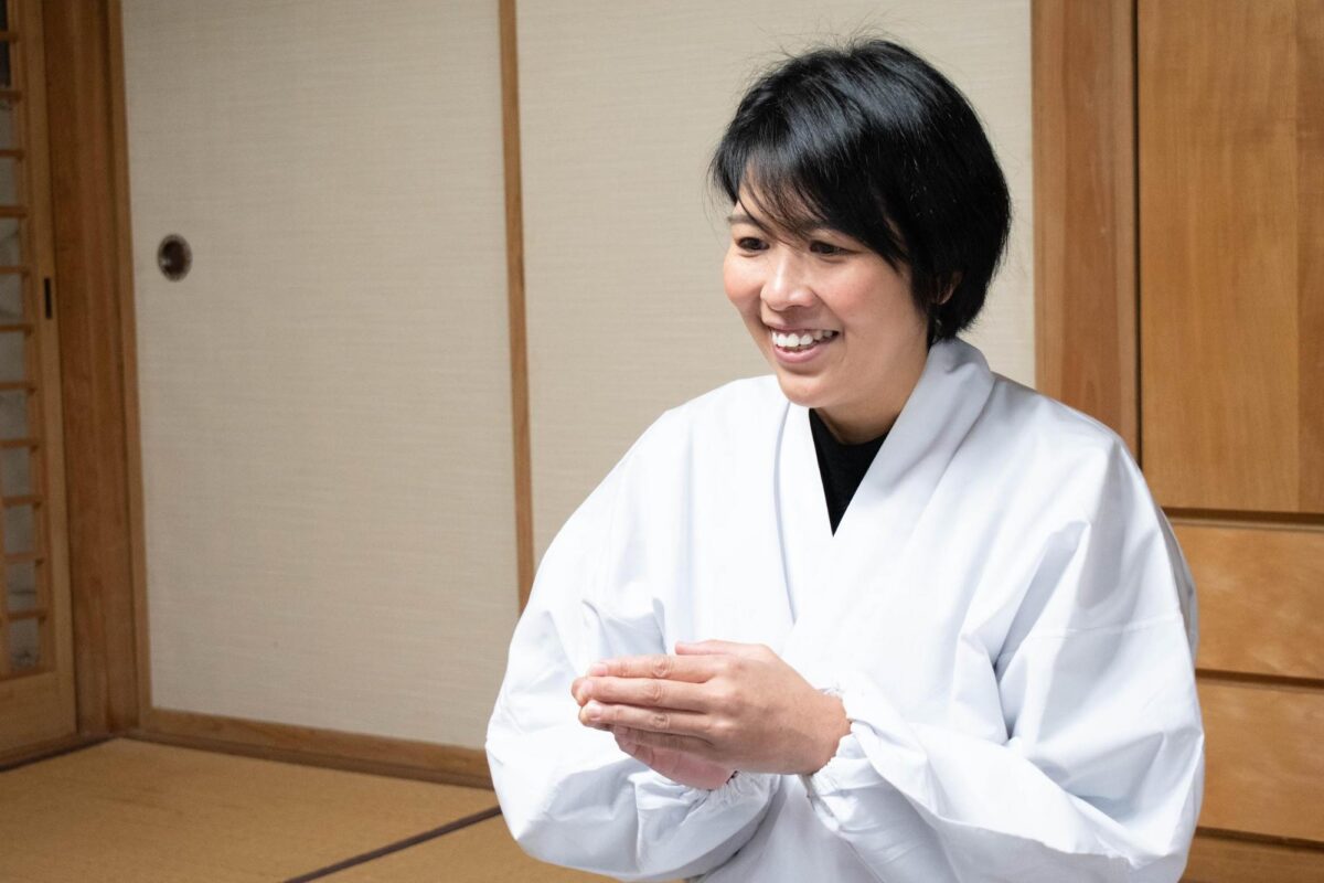 震災当日の参拝者の様子を話す猿女千鶴さん