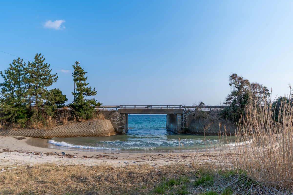 “奥能登じろんどん”の目の前の風景。波の音がBGM