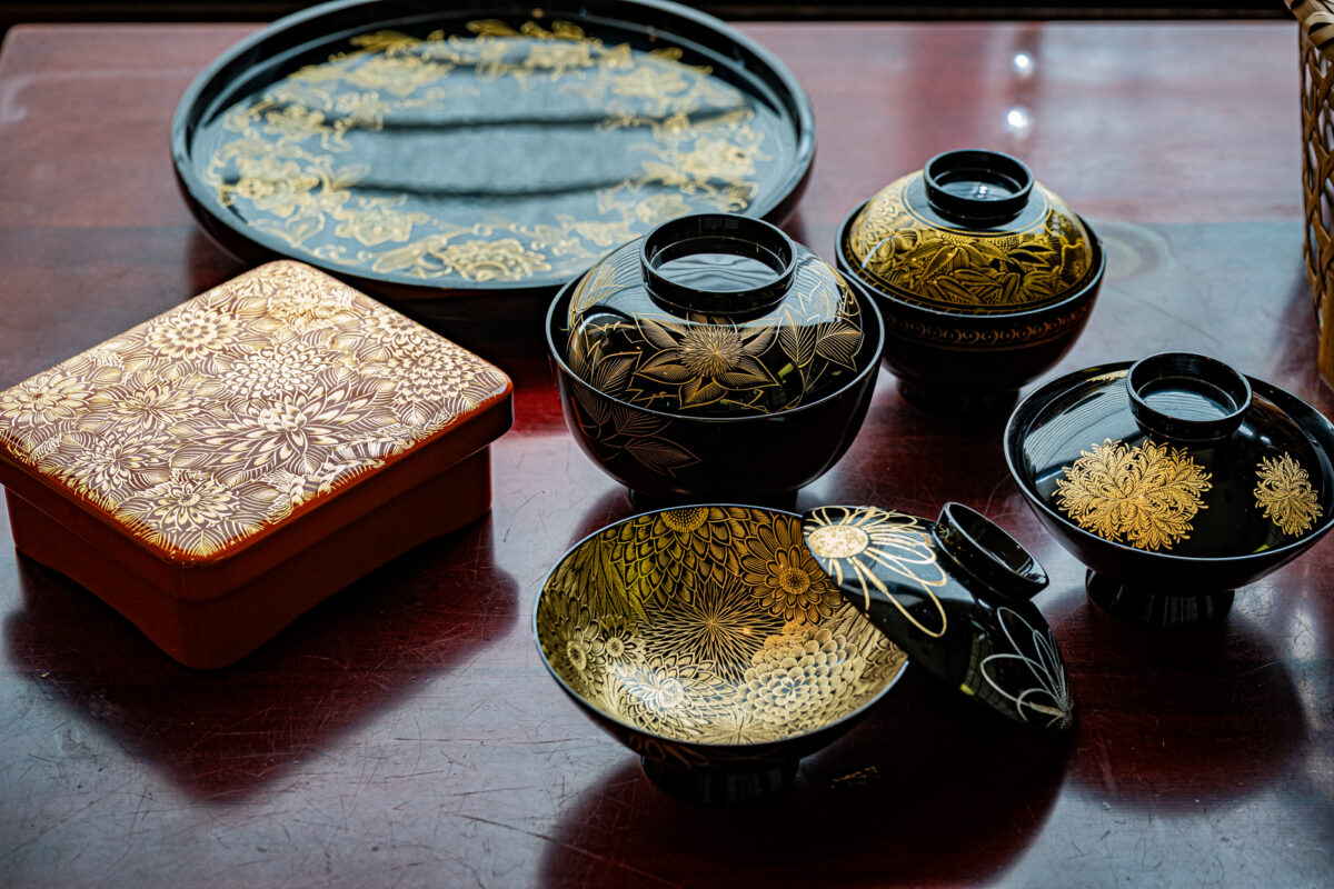 職人たちが何ヶ月もかけてつくりあげる漆器たち