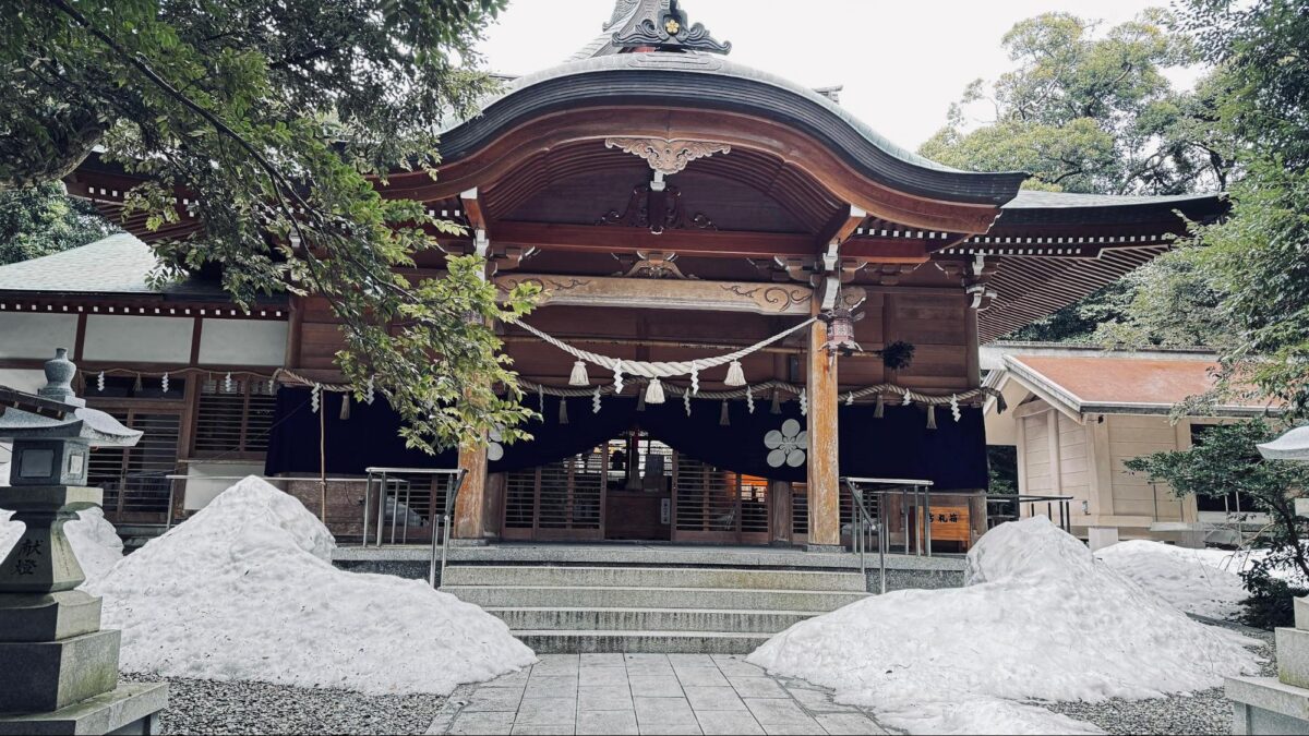 被害が少なかったとはいえ、ゆがみの修復が必要という拝殿。内部はさまざまなものが散乱したままだ