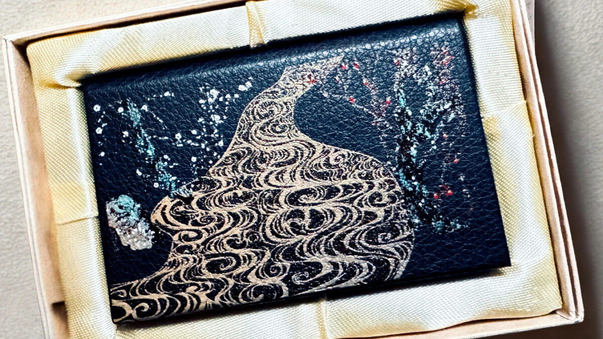 ちなみに、私もすてきな名刺入れに一目惚れ。購入してしまいました。名刺を出すたびにワクワクしています