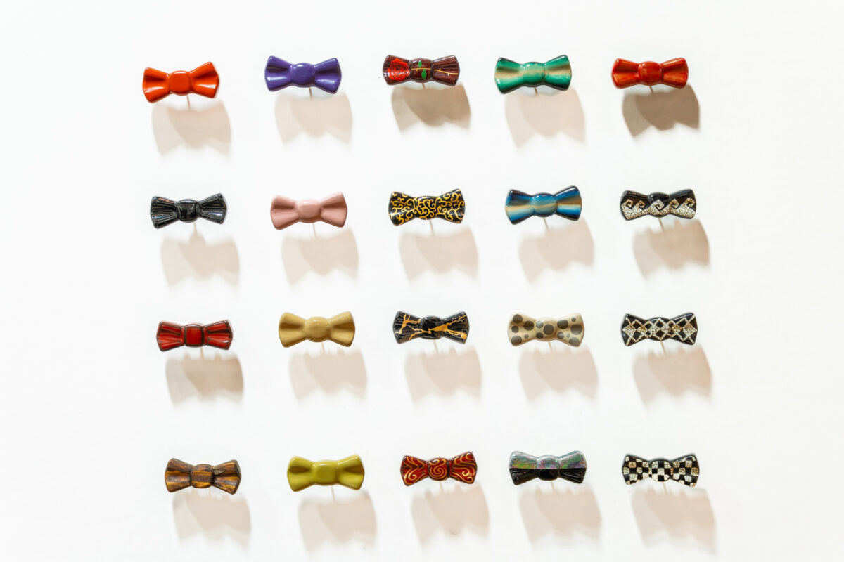 リボンのラペルピン。カラーバリエーションも豊富