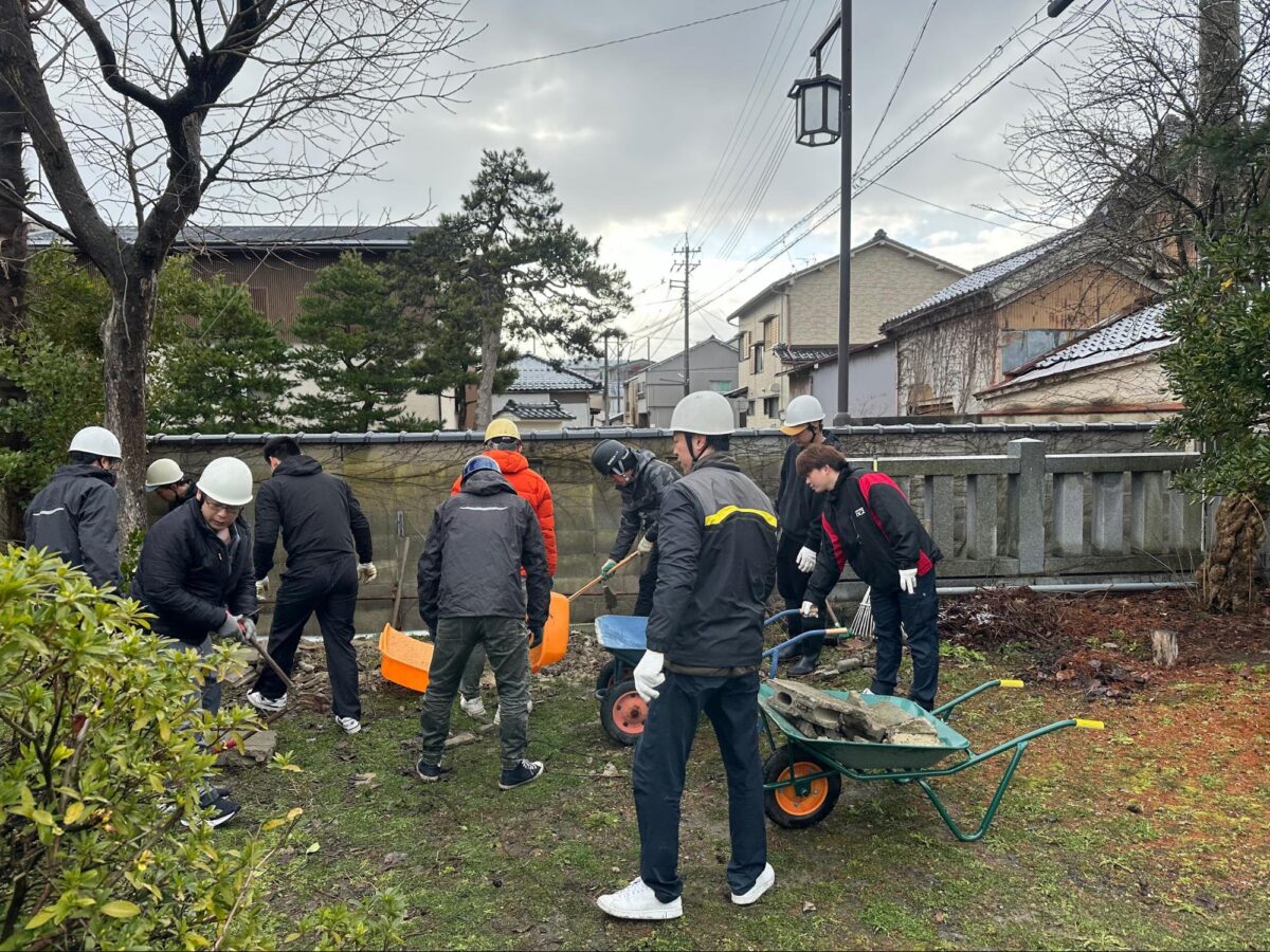 祭をできない思いを撤去作業にぶつけていた若衆（画像提供：丸岡俊宏さん）