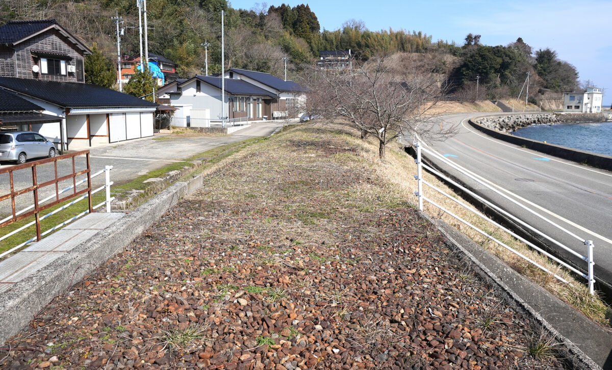 のと鉄道の線路跡が残る三波公民館(中央奥の建物)前の風景(撮影:2026年2月 関口威人)