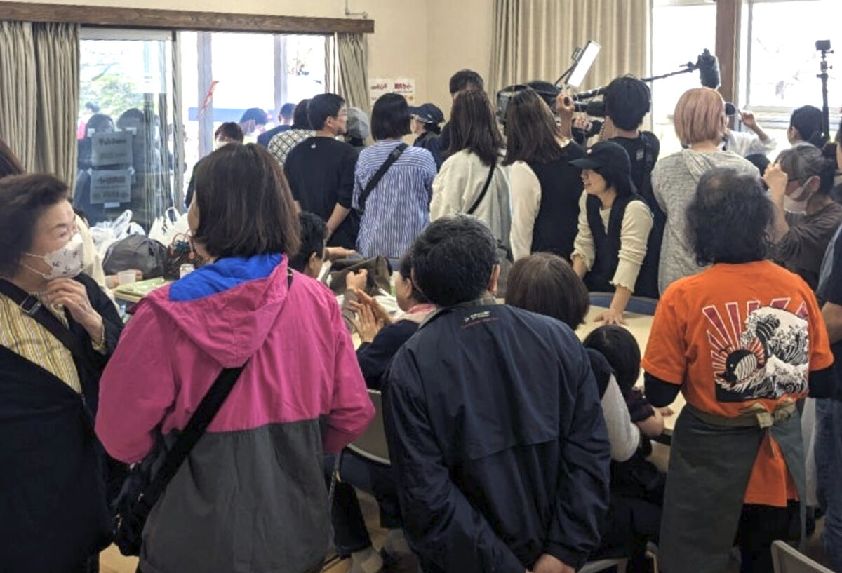 元日の地震後、三波公民館で初めて開かれた「復興マルシェ」(撮影:2024年4月 三波公民館提供)