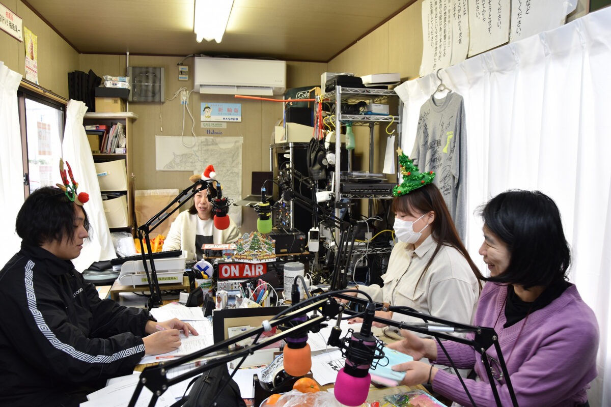 まちのラジオのスタジオからは24時間ずっと放送が続けられている