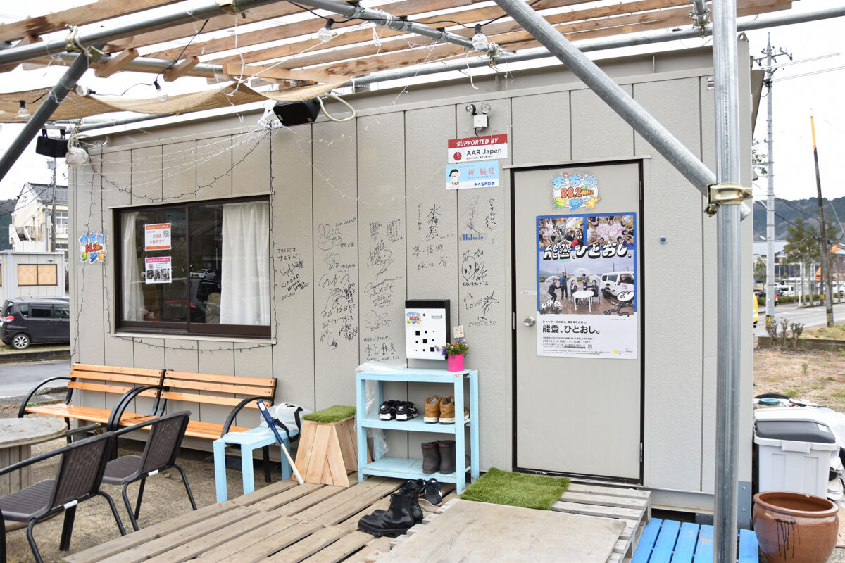 仮設商店に隣接するラジオ局。芸能人などのサインが内外にいっぱい