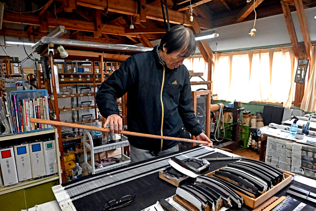 織った際に絣（かすり）の柄が出るように糸を染める作業は、緻密で高度な技術を要する