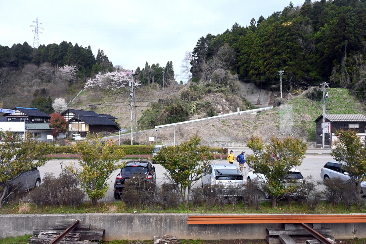 能登中島駅のすぐそばにある旧中島高校まで、急な坂道を助け合いながら登って避難した