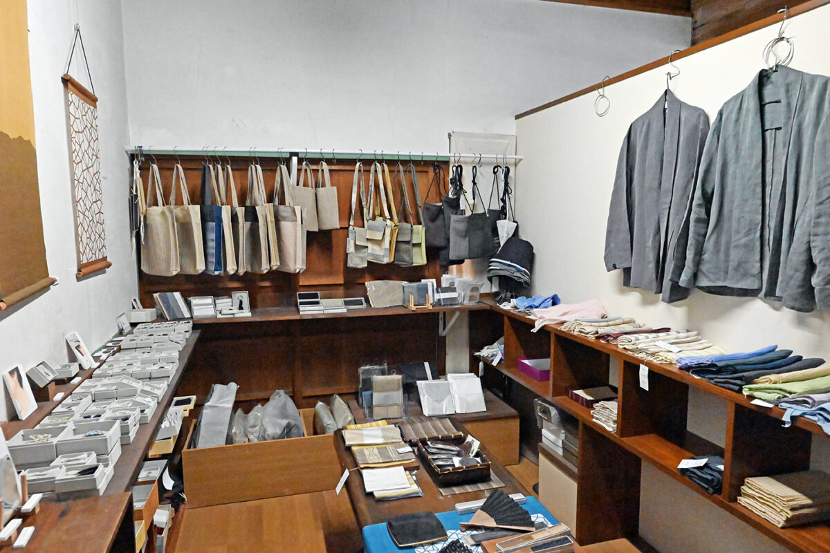 工房に併設の直営SHOPにも能登上布を用いた洋服やアクセサリー、小物類が並び購入が可能