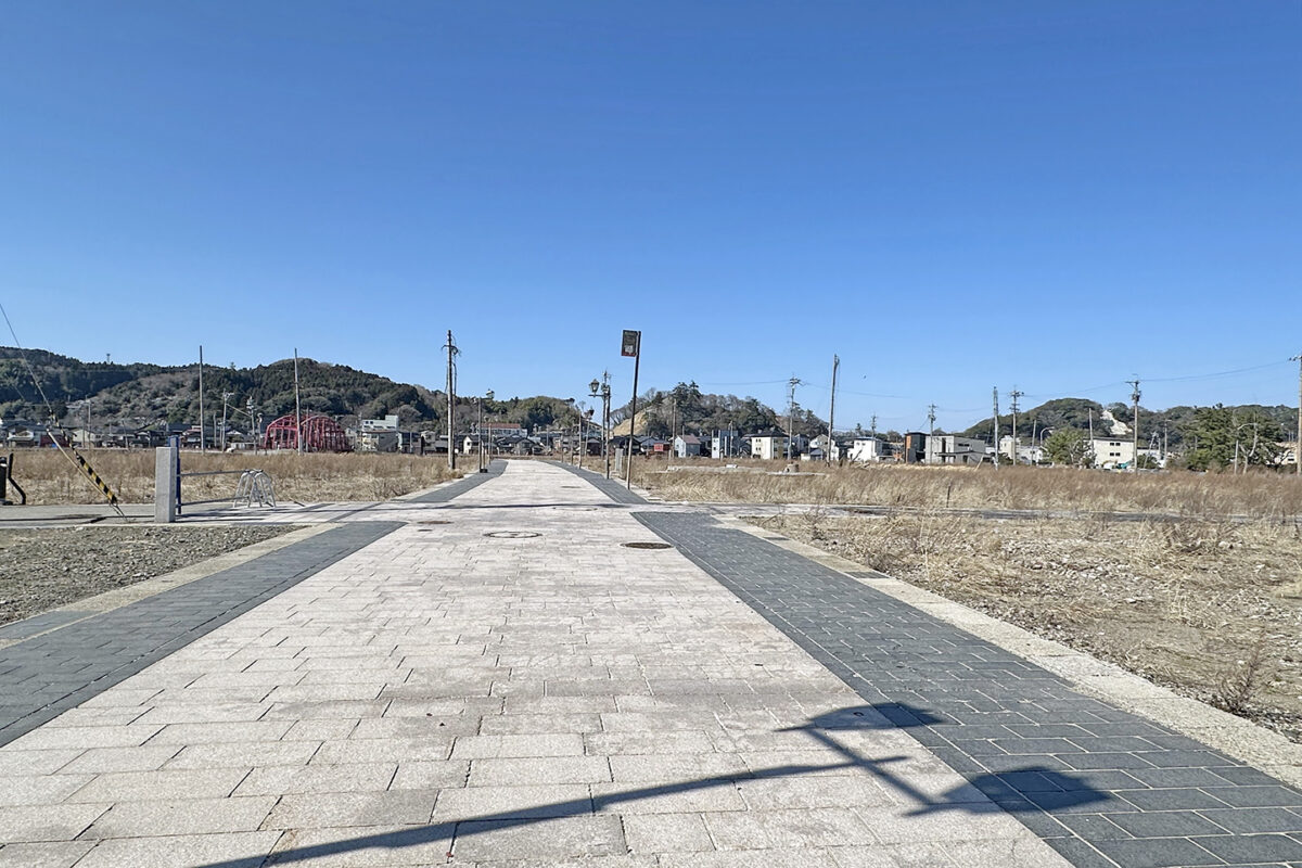土産品店や漆器店などが並んでいた本町商店街は更地になったが、ここに賑わいを取り戻す復興計画が進められている（2026年3月撮影）