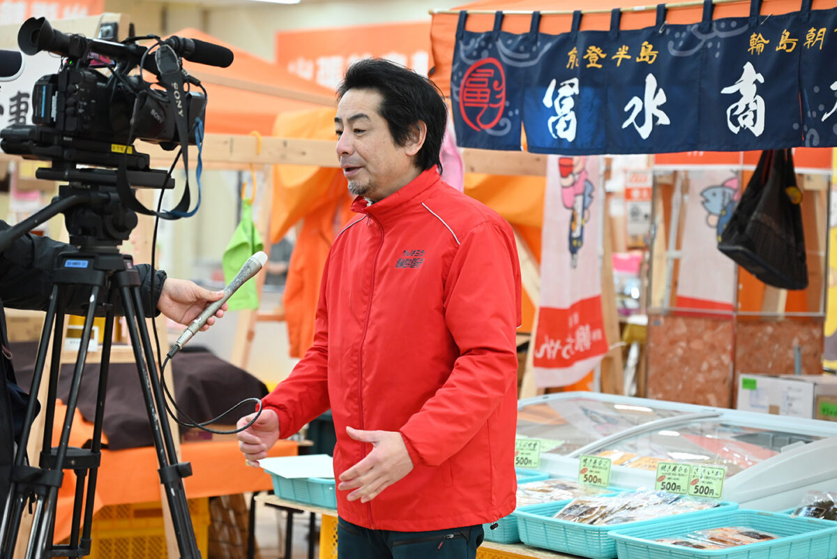 組合長としてメディアの取材に対応する冨水さん