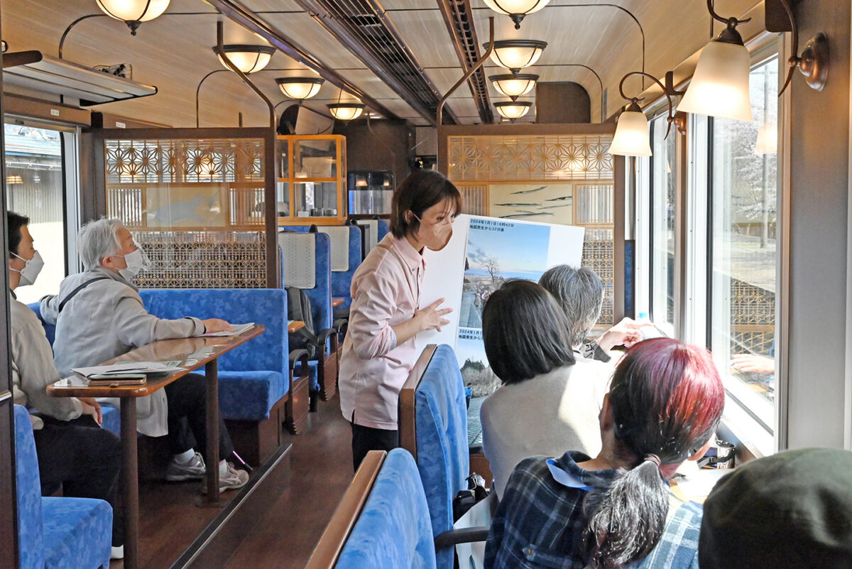 観光列車では語り部の話に合わせて写真ボードなどを使って案内している。美しい景色、祭りなど能登の魅力を伝える写真の多くは写真家でもある坂本さんの作品