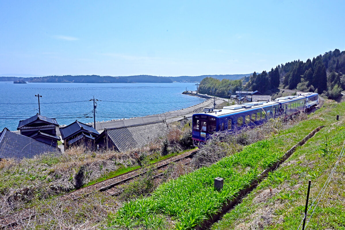 一般車両と連結し穴水の海沿いを走る「のと里山里海号」