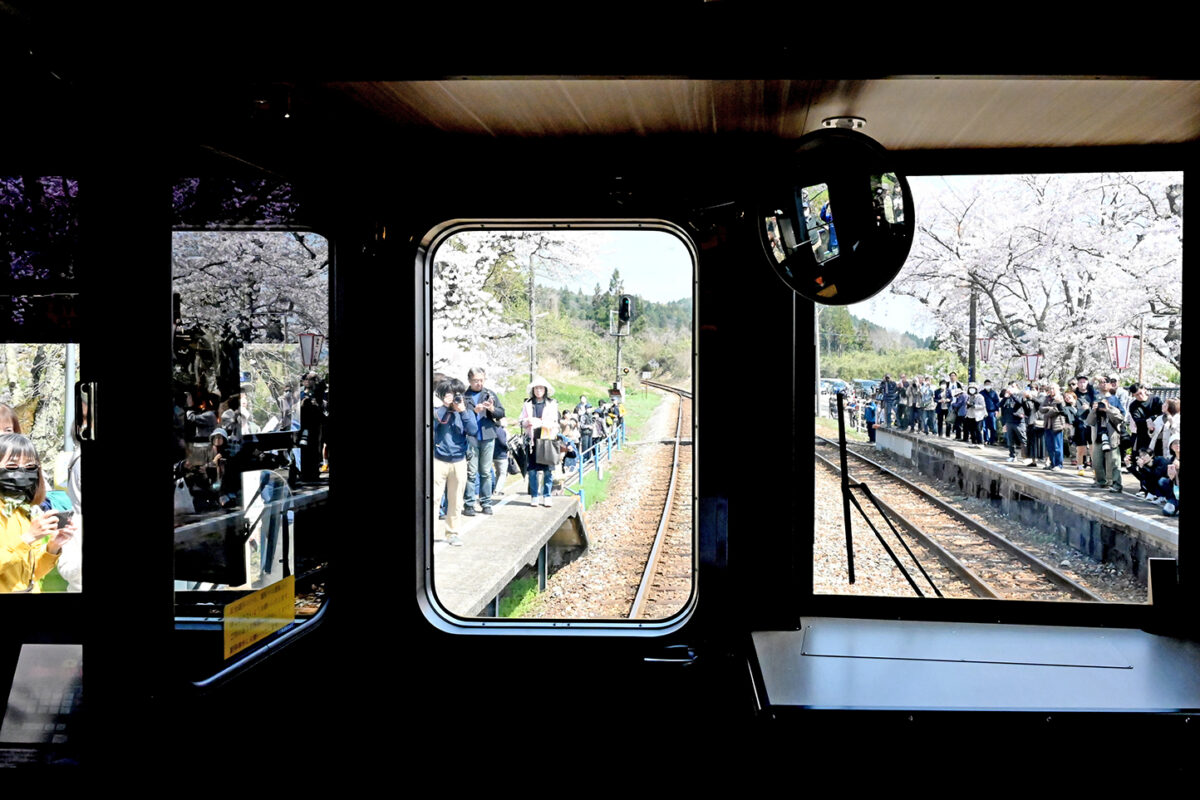 2025年4月、能登鹿島駅(能登さくら駅)で列車内から撮影、ホームには大勢の人が!