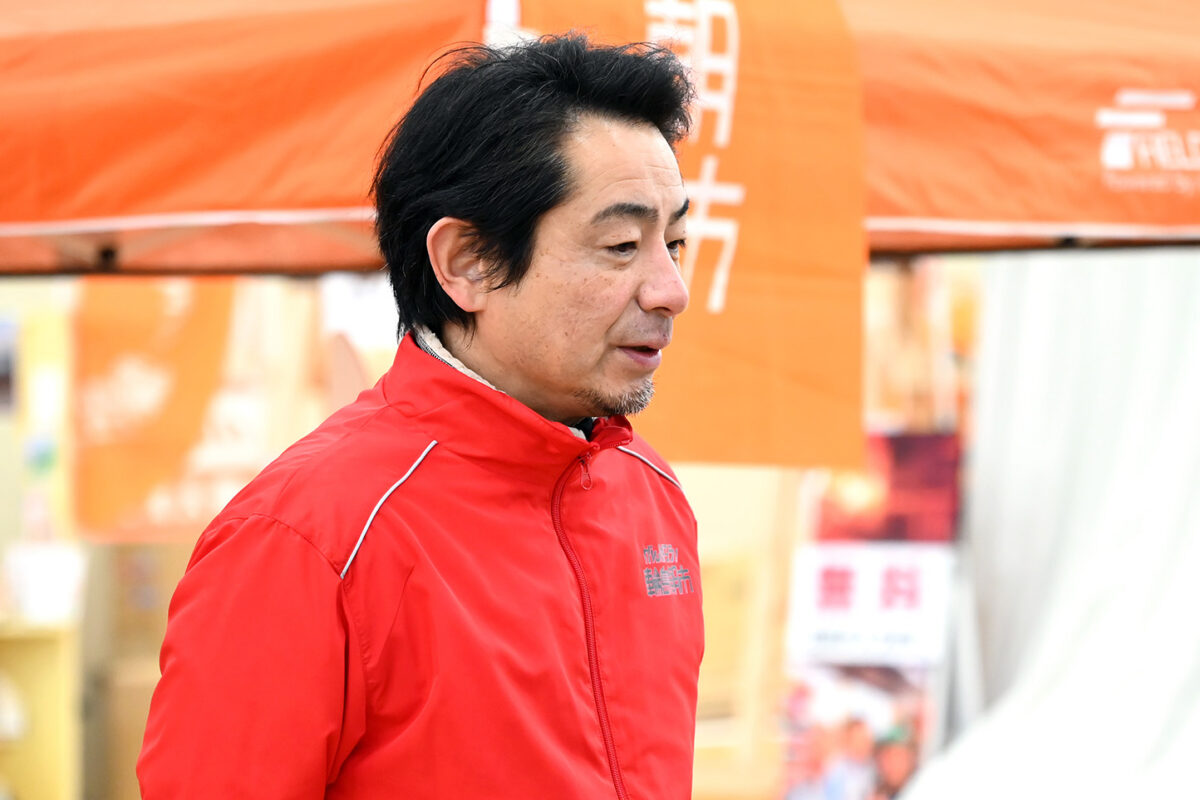 輪島朝市組合の組合⻑、冨水⻑毅さん。家業の冨水商店では海藻類や加工品として、いしる（魚醤）などの発酵食品を製造販売している

