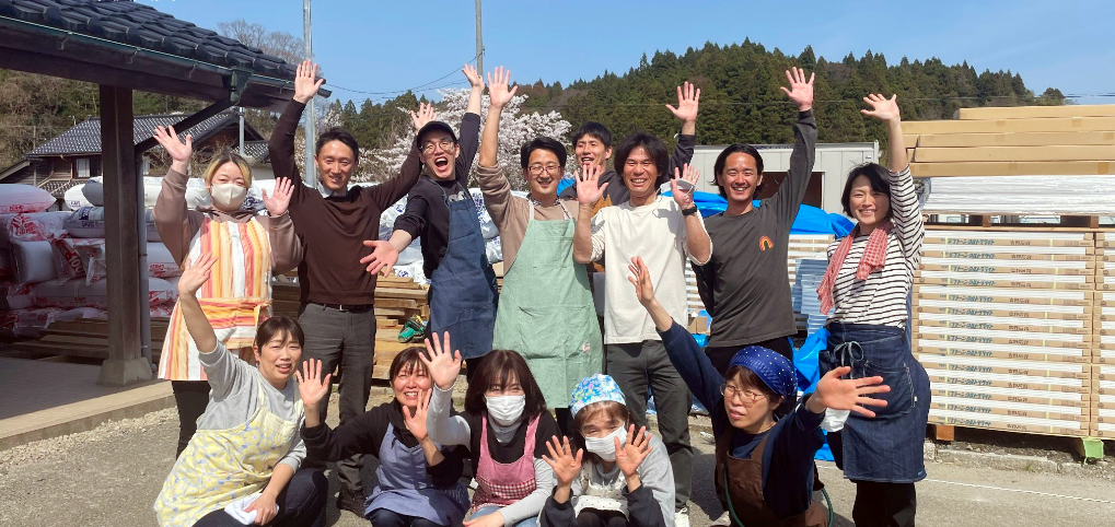 東井さん兄弟は、発災後に自分の故郷・穴水町甲(かぶと)地区の未来を想い集まった「穴水町甲復興団」(https://www.kabuto-fukkodan.org/)のメンバーとして、被災者同士で助け合い、高齢者や住民が安心・安全な町や地域を作るための活動をしている