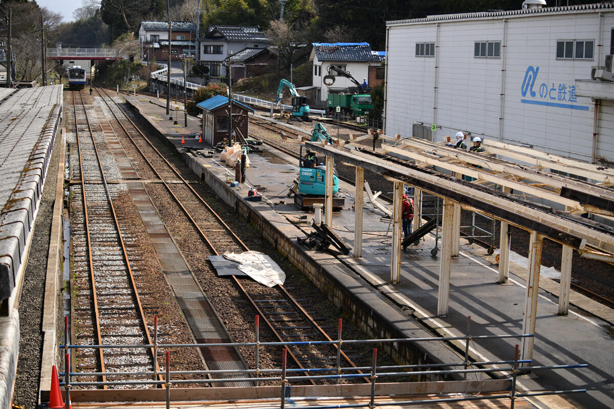 穴水駅の復旧工事の様子。駅舎も、ホームも、線路も無傷なところはなかった
