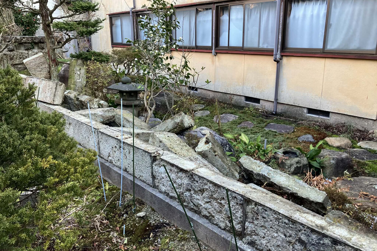 工房脇の崩れた石塀