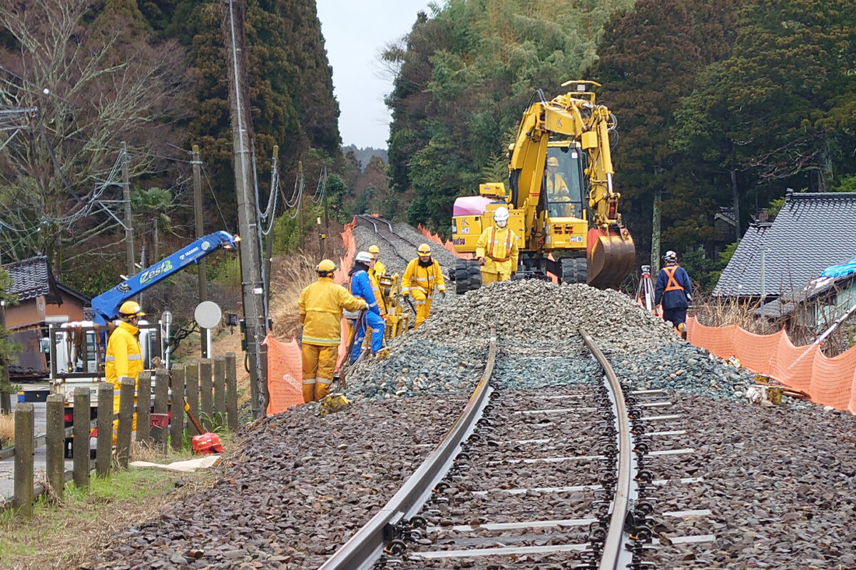 沿線50か所以上で土砂崩れ、陥没、線路の歪みや断線など甚大な被害があった