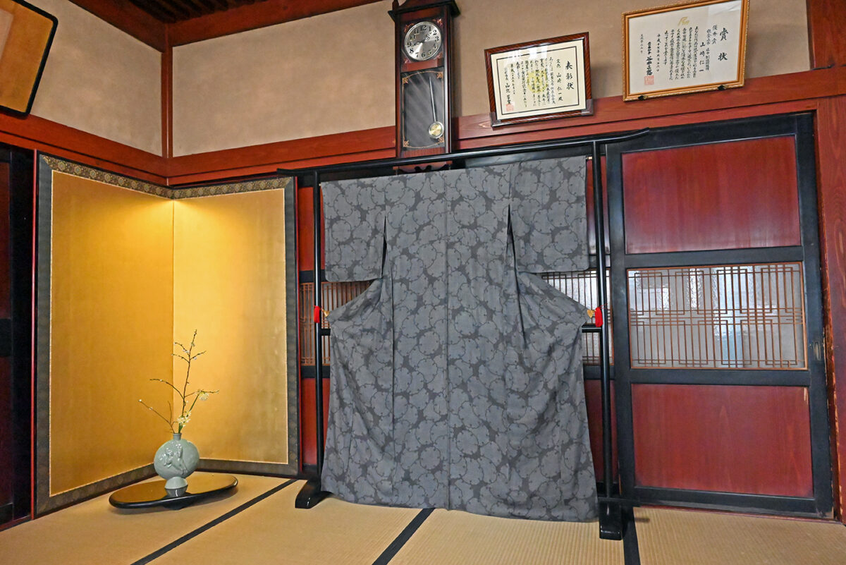 準半壊の母屋は、一見問題なく見えても柱や梁が歪み、あちこちにヒビが入っている