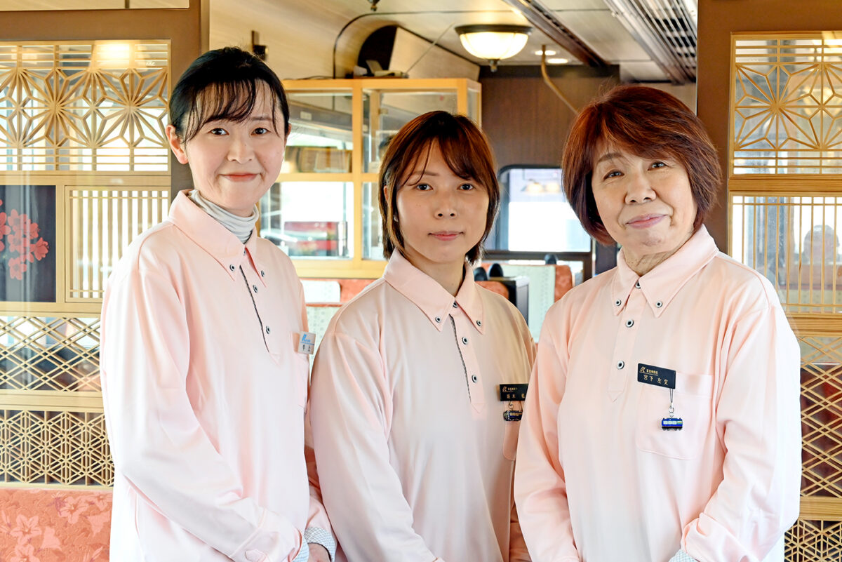 右からアテンダントの宮下左文(みやした・さふみ)さん、坂本 藍(さかもと・あい)さん、牛上智子(うしがみ・ともこ)さん