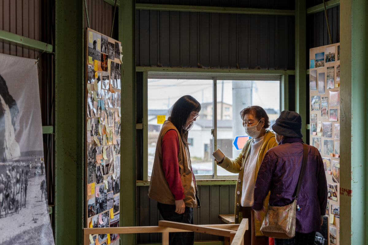 訪れる近所のお母さんたちと談笑する西海さん