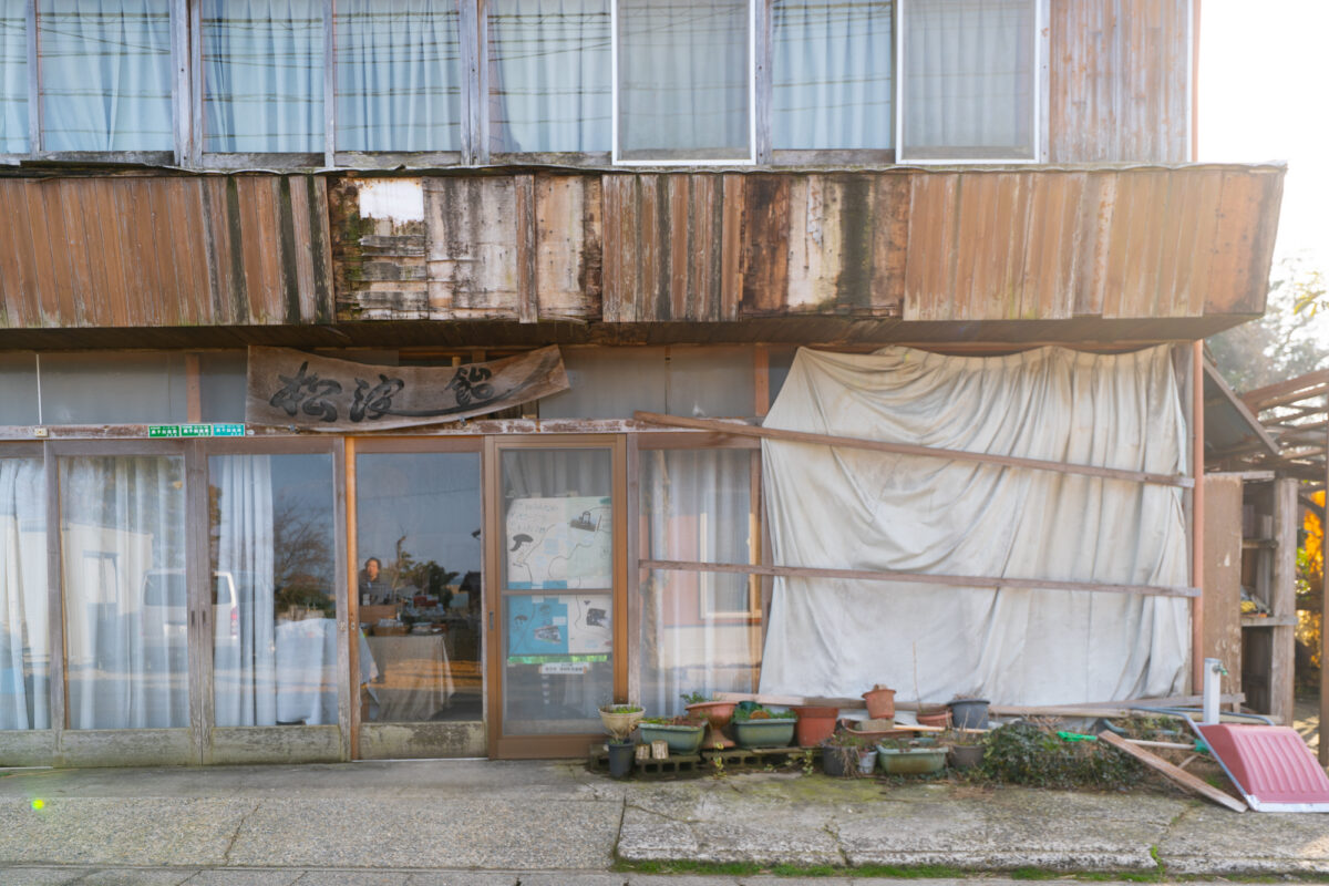 工場兼店舗の建物は震災のダメージを抱えたまま。現在、修繕工事の順番待ち