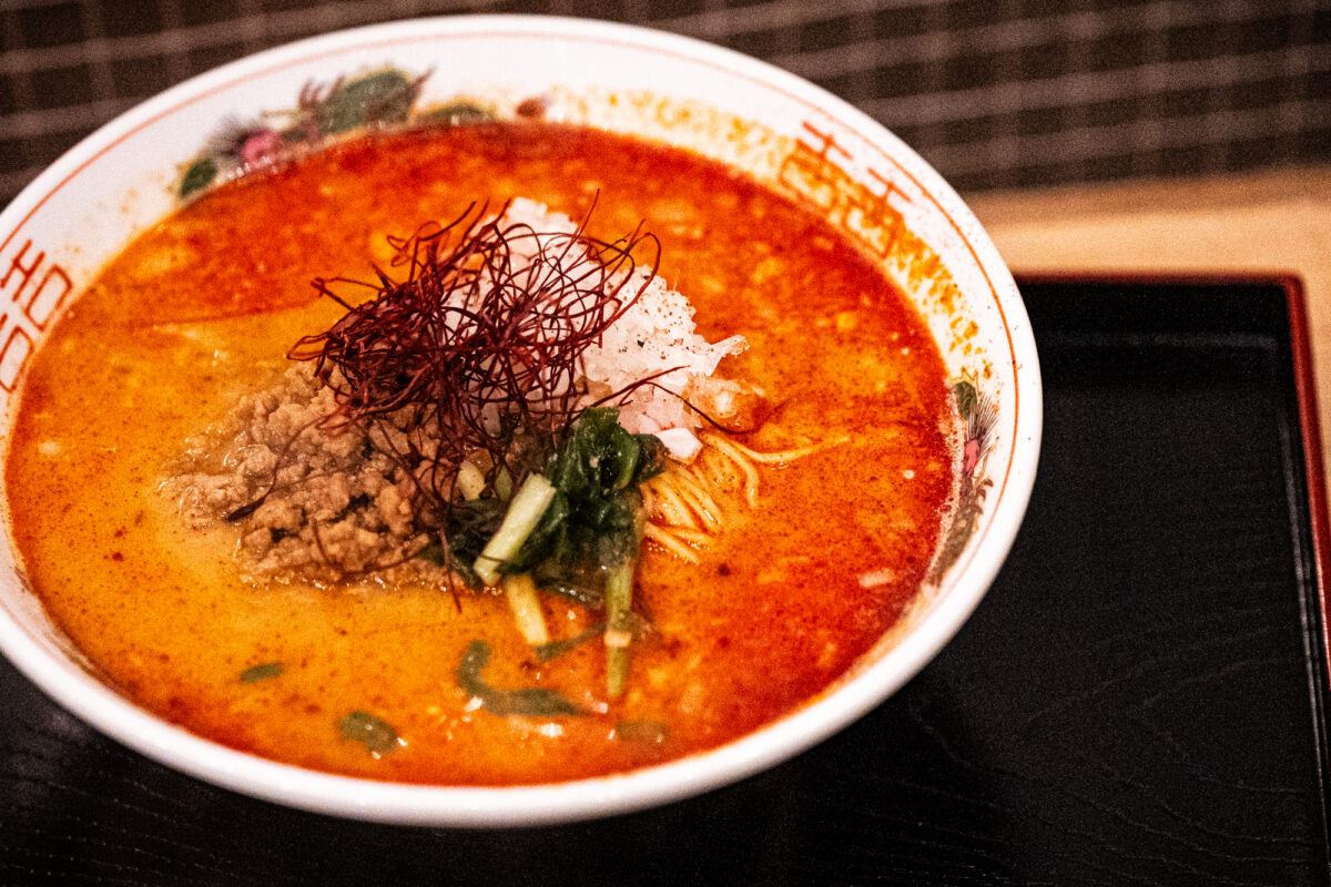 ピリ辛な担々麺も人気がある