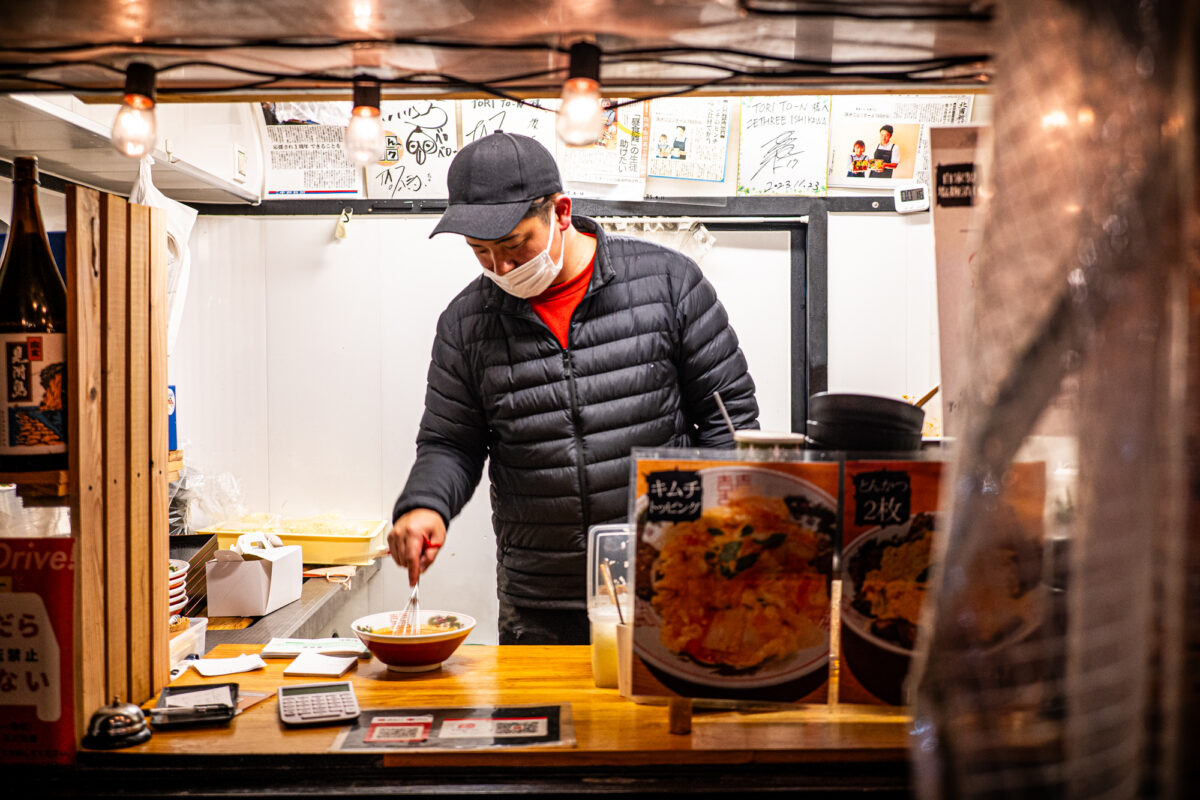 キッチンカーでラーメンを作る秋房さん