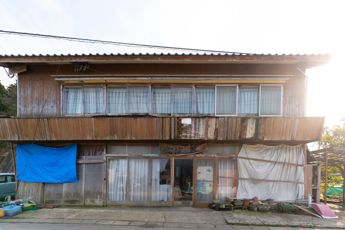 横井商店の店舗兼工場。今もまだ震災の爪痕が残る