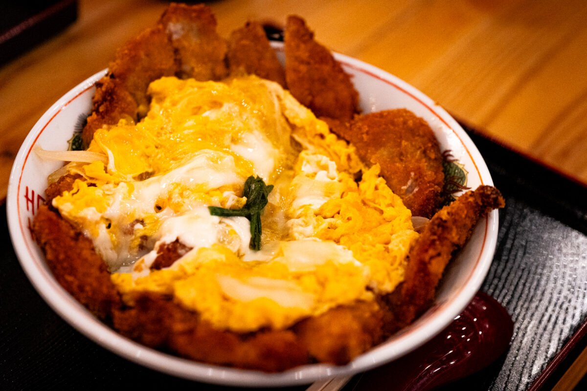 器からはみ出す大きなカツ丼も隠れた人気メニュー