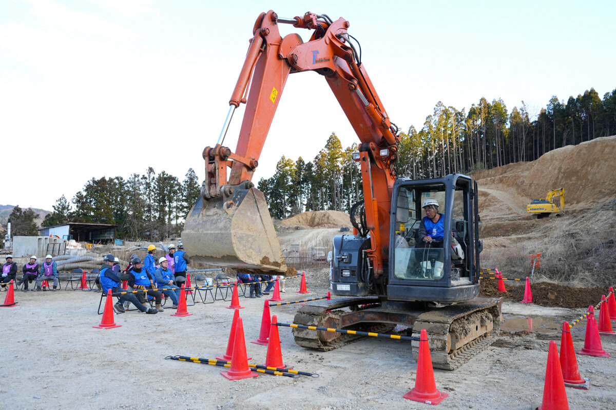 町野町内で重機の講習を受けるプロジェクトのメンバーたち(撮影:2026年2月22日 関口威人)