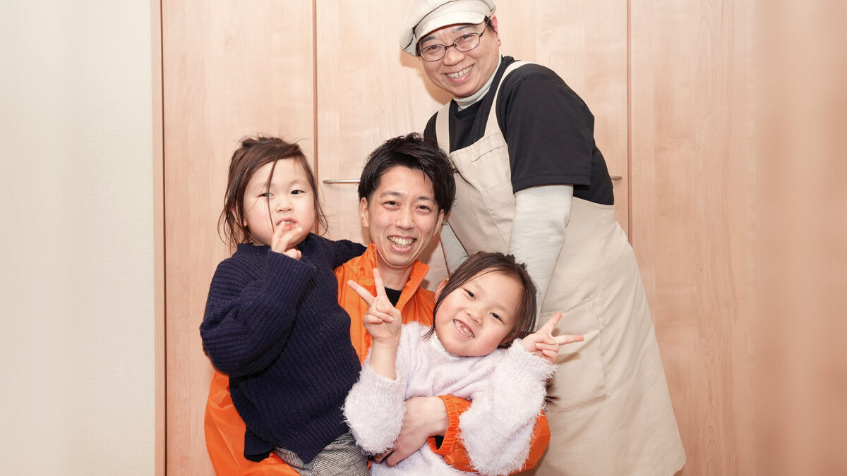高出さんと2人のお子さん、そして右横は「ta・mago」 https://ta-mago.net/ 店長の田中さん