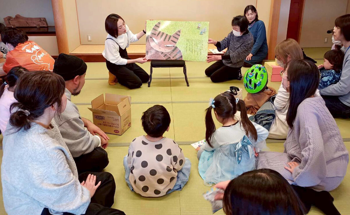“わじま親子サポートコミュニティもちもち”が開く「もちもちカフェ」での絵本の読み聞かせの様子(撮影:2026年2日23日 高出さん提供)