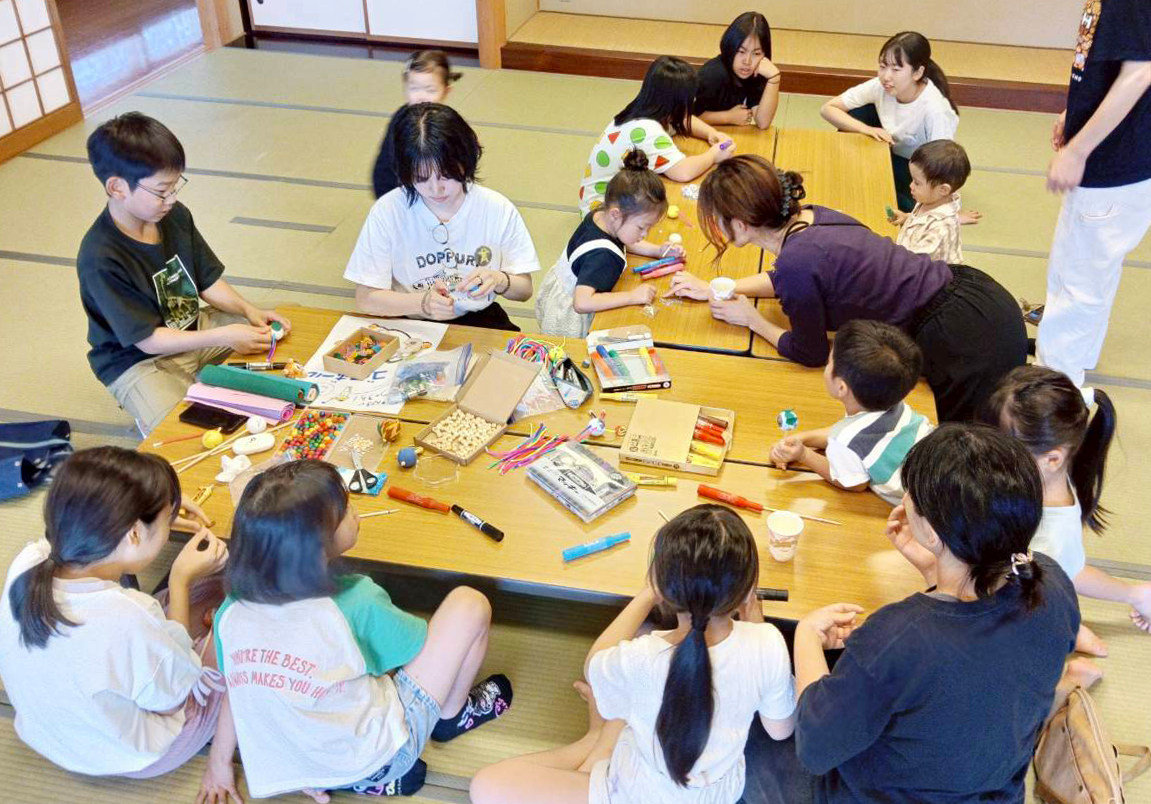 「もちもちカフェ」で工作を楽しむ親子たち(撮影:2025年9月21日 高出さん提供)