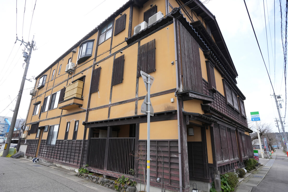 輪島市中心部の一角に立つ木造3階建ての“お宿たなか”。先代による50本近く入れた松の杭のおかげか、地震による倒壊は免れた(撮影:2026年2月 関口威人)
