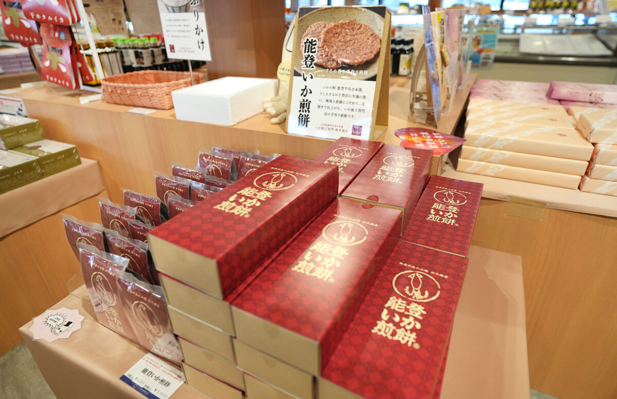 能登町の「イカの駅つくモール」で販売されている“和平商店”の「能登いか煎餅」(撮影:2026年3月 関口威人)